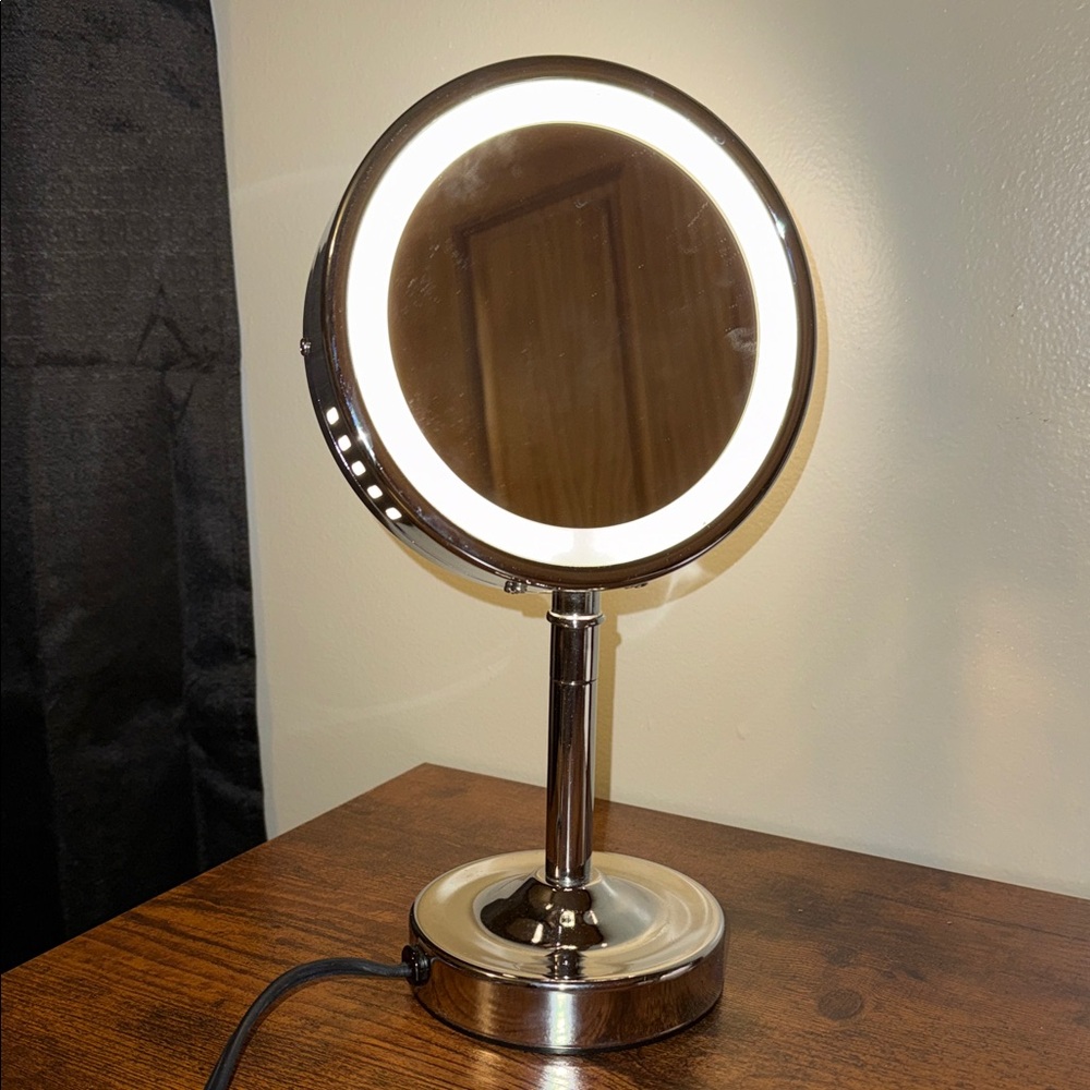 Vanity mirror